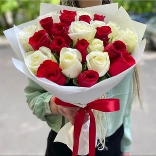 25 червоних та білих троянд
