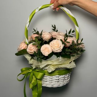 Корзина з трояндами
