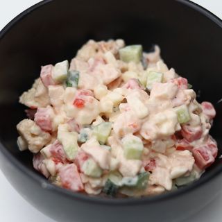 Салат з куркою, сиром та овочами (200г)
