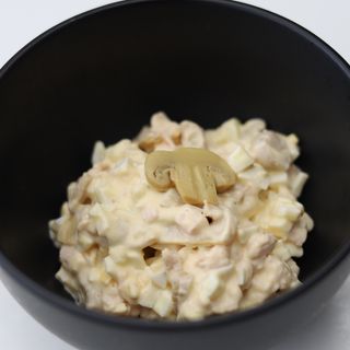 Салат з куркою та маринованими печерицями (200г)