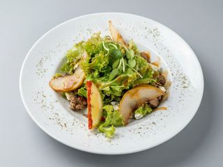 Салат з карамелізованою грушею та курячою печінкою (240г)