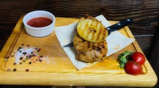 Стейк курячий з ананасом (170/40г)