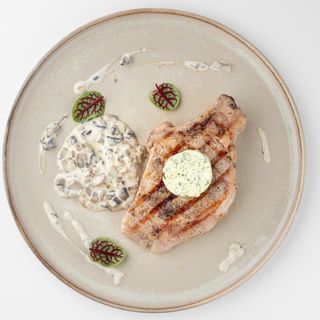 Свинина на кістці з грибним соусом (270 г)