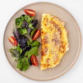 Омлет з копченою куркою й сиром сулугуні (250 г)