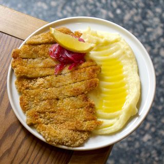 Шніцель зі свинини з картопляним пюре (350г)