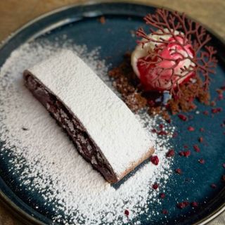 Штрудель з вишнею (210г)