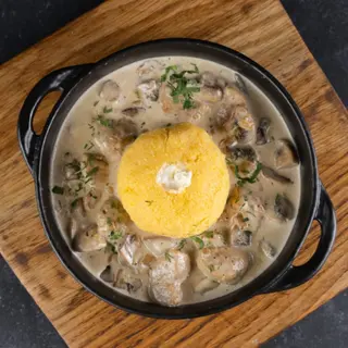 Бичі яйця з грибами в сметані та кулешою