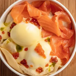 Млинець з лососем, яйцем та сирним соусом (300г)