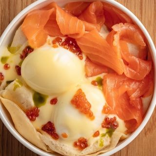 Млинець з лососем, яйцем та сирним соусом (300г)