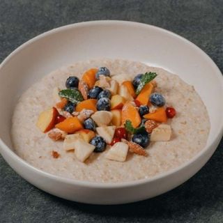 Вівсянка з фруктами та кокосовим молоком (230г)