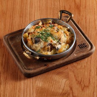 Картопля на сковорідці з курячим філе у вершковому соусі (290г)