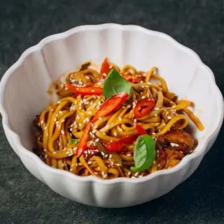 Локшина удон із гострою куркою та овочами (260г)