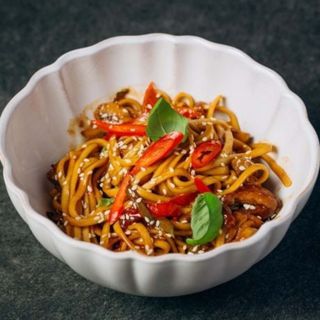 Локшина удон із гострою куркою та овочами (260г)