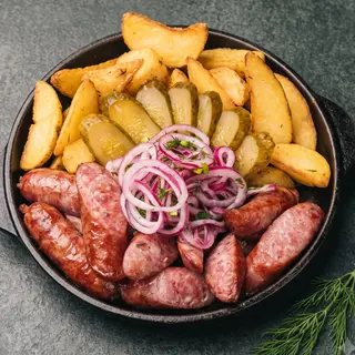 Картопля на сковорідці з мисливськими ковбасками, огірком (270г)