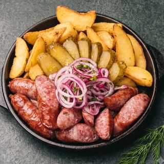 Картопля на сковорідці з мисливськими ковбасками, огірком (270г)