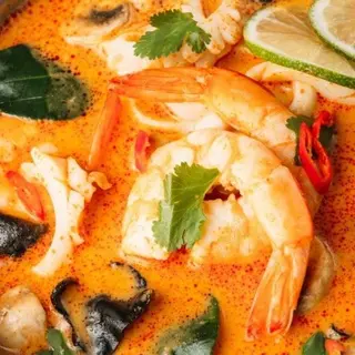 Том ям з лососем та креветками (350г)