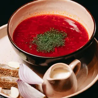 Борщ з грінками та салом (300г)