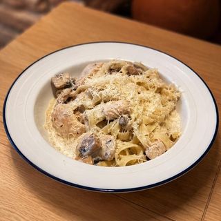 Паста з куркою та грибами