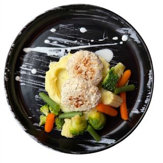 Пюре з котлетами та овочами