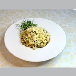 Кольорова паста з куркою та вершковим соусом