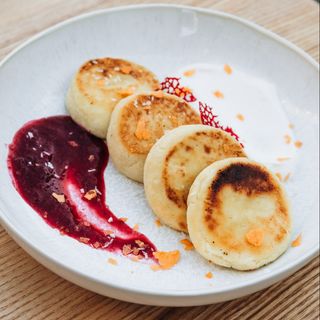 Домашні сирники з ягідним соусом (150 г)