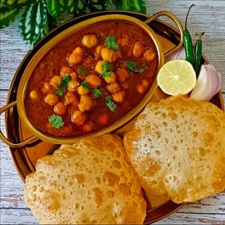 Punjabi Chole Bhature (2Pcs)