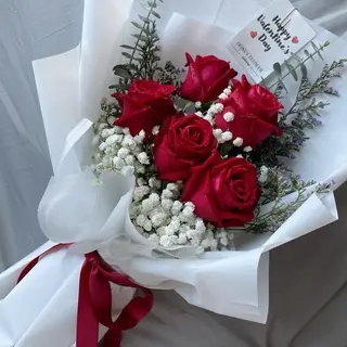 Bby red roses