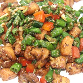 Fried Chicken With Green Chilli And Red Chilli