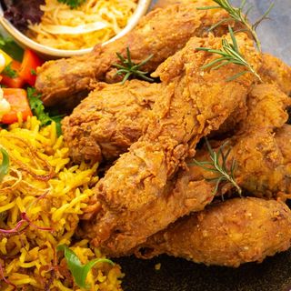 Four piecer Drumsticks chips and rice with a Soda