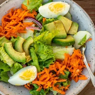 Lettuce, ovaccado, carrot and onion salad