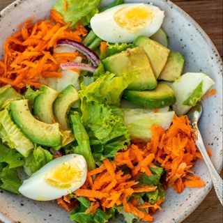 Lettuce, ovaccado, carrot and onion salad