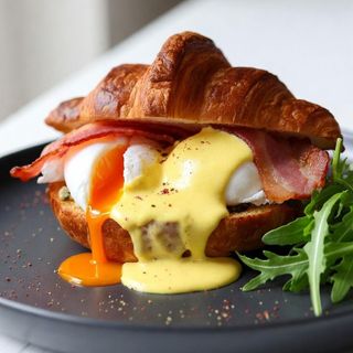 Eggs benedict