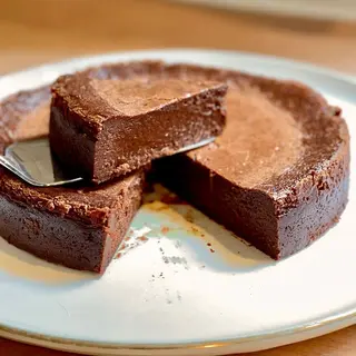 Baulois - Chocolate cake (slice) + vanilla custard