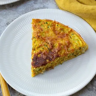 Carrot and courgette Quiche + Green salad + Bread roll (slice)