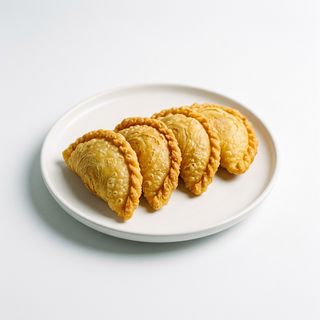 132.Involtini fritti con ripieno di verdure al curry - 5 pezzi 炸咖喱角5个