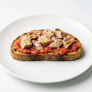 Tostada De Atún Con Tomate