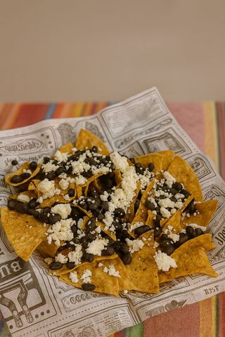 Tapa De Totopos Con Frijoles Y Queso