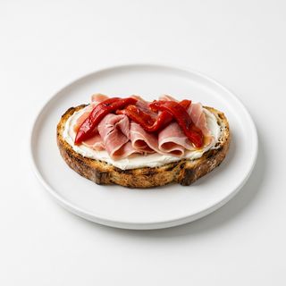 Tostada crema de queso, jamón cocido y pimiento del piquillo