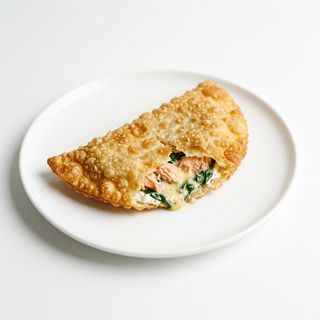 Чебурек З лососем (220г)