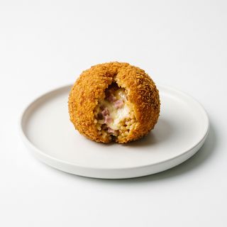 Arancina con prosciutto, mozzarella e besciamella