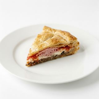 Trancio di parigina con prosciutto cotto, pomodoro e besciamella