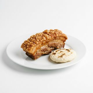 Chicharrón Colombiano Con Arepa