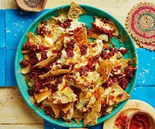 Nachos con salsiccia piccante