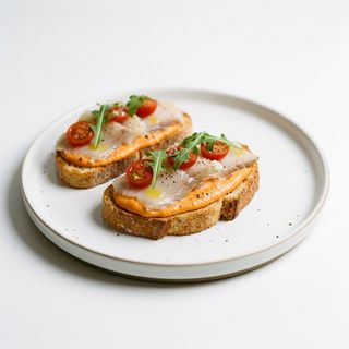 Tosta de bacalao ahumado con salmorejo