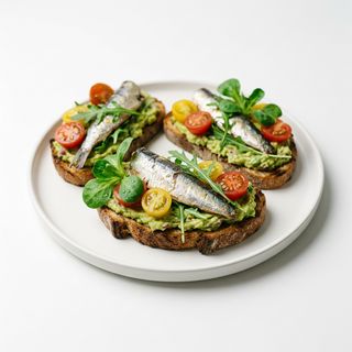 Tosta de sardina ahumada con guacamole