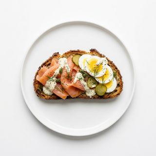 Tostada Salmón ahumado, huevo duro, pepinillo y salsa tártara