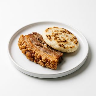 Chicharrón con Arepa