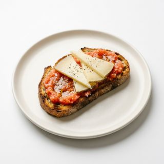 Tostada De Queso Curado Con Tomate Y Aceite