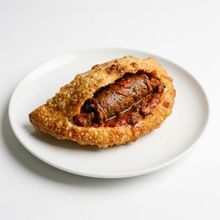 Panzerotto barese fritto piccolo con braciola barese al sugo