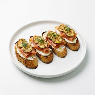 Crostino, salmone affumicato, Philadelphia e zucchine fritte 4 pezzi